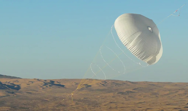 5000平方米世界之最：中国超级风筝上天发电